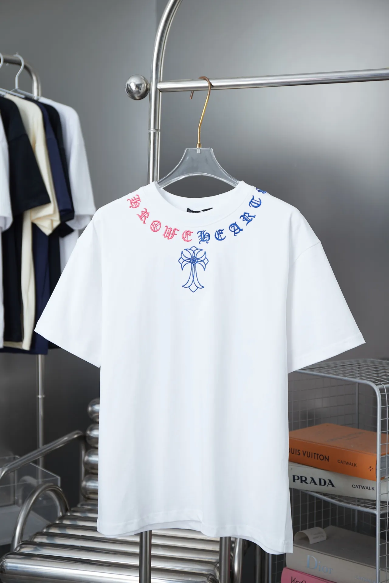 🅿️200 Ch*ome Hearte 25SS early spring new style, appliqué embroidered heart cross short sleeves, light luxury, essential item for daily commuting for men and women, correct version, welcome to compare, detailed features · 320g 100% pure cotton double yarn jersey fabric · Custom dyed in the same vat, special thickened 32 count double strand 1X1 thread · Imported Tajima machine embroidery tatami embroidery ➕ blue canvas appliqué embroidery ➕ hand-painted graffiti printing · double-needle stitching across seams · original main mark washed tag brand moisture-proof paper packaging Color: black/white Size: S/M/L/XL